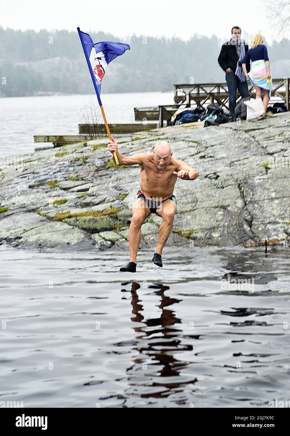 STOCKHOLM 2012-11-11 Winterbader aus der polnischen Stadt Leba besuchten Hellasgarden südlich von Stockholm. Zwei Grad celsius im Wasser und sieben Grad celsius in der Luft waren warm genug für die eifrigen Schwimmer. Foto: Tomas Oneborg / SVD / SCANPIX / Kod: 30142 Stockfoto