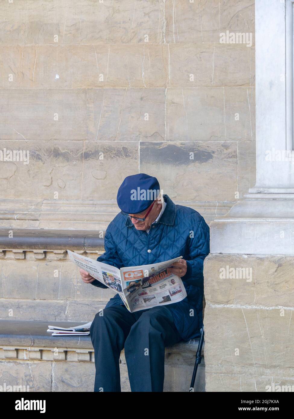 Italien, Florenz. Mann liest Zeitung im Palazzo Vecchio. Stockfoto