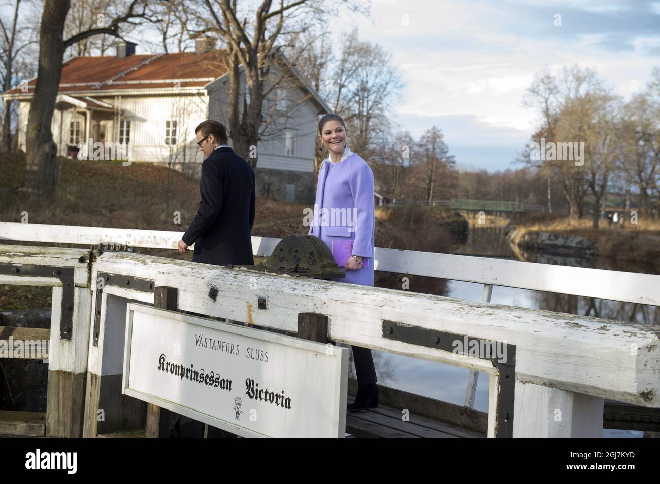 STOCKHOLM 20121121 Kronprinzessin Victoria beim Besuch eines Integrationsprojekt in der Stadt Fagersta, Schweden, 21. November 2012. Auf dem Bild besuchen sie die Gegend Västanfors hembygdsområde, ein altes Freilichtmuseum und die Schleuse namens 'Kronprinsessan Victoria' nach ihrem letzten Besuch im Jahr 1995. Foto: Stefan Söderström / XP / SCANPIX / kod 7120 ** AUS SCHWEDEN HERAUS** Stockfoto