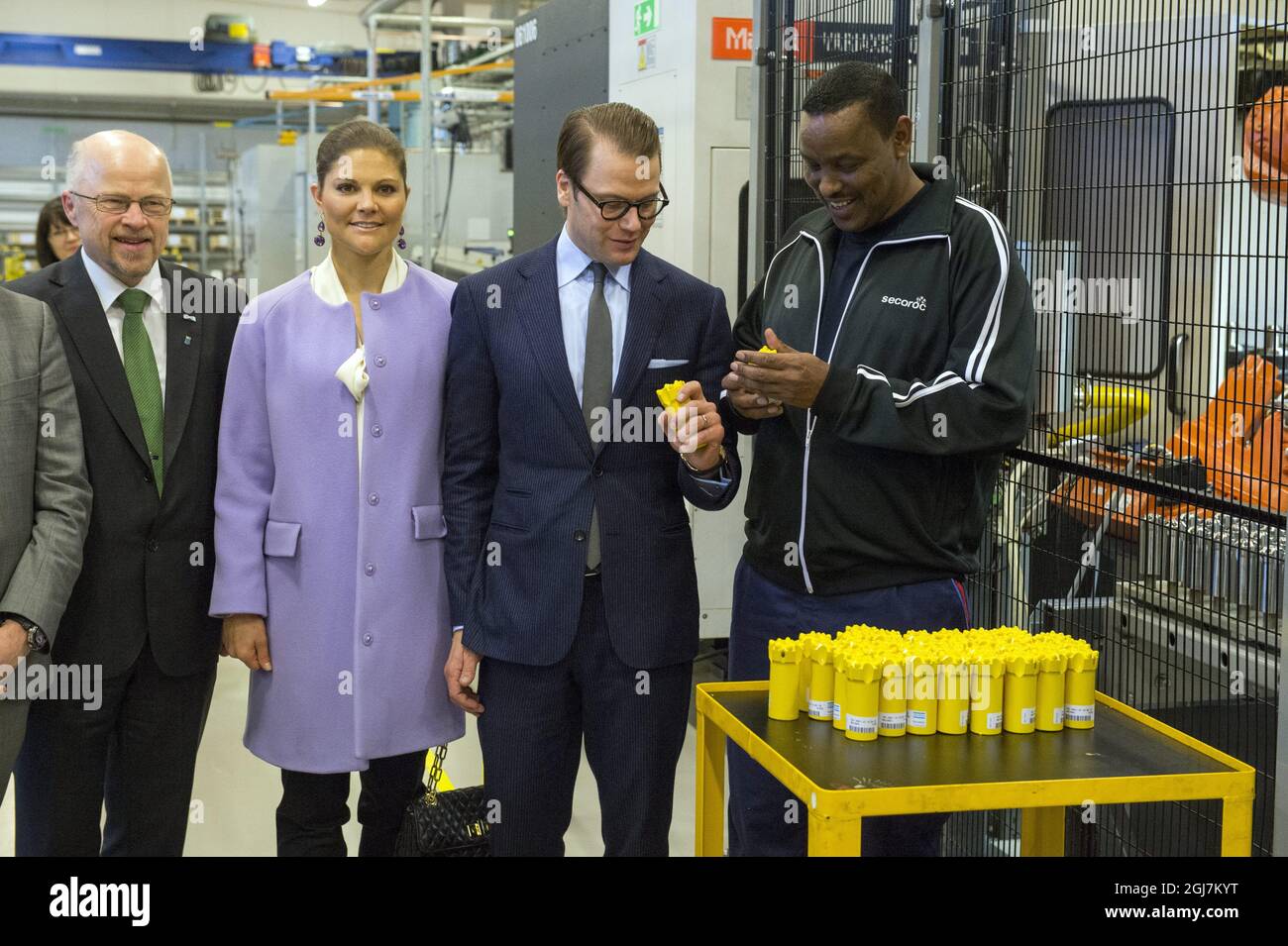 STOCKHOLM 20121121 Kronprinzessin Victoria und Kronprinz Daniel werden während des Besuchs eines Integrationsprojekt in der Stadt Fagersta, Schweden, am 21. November 2012 gesehen. Hier ein Besuch der neuen Pinbohranlagen von Atlas Copco Secoroc. Auf dem Bild von Erik Ullenhag, dem Intergrationsminister links, dem Ratsmitglied von Fagersta Stig Henriksson, dem Kronprinzessin-Paar und Shafi Yusuf aus Somalia, die die Bohrer zeigen, die das Unternehmen produziert. Foto: Stefan Söderström / XP / SCANPIX / kod 7120 ** AUS SCHWEDEN HERAUS** Stockfoto