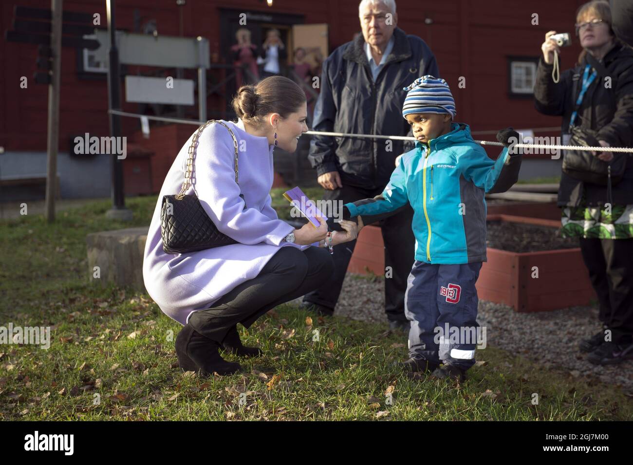 FAGERSTA 20121121 Kronprinzessin Victoria und Prinz Daniel werden während des Besuchs eines Integrationsprojekt in der Stadt Fagersta, Schweden, am 21. November 2012 gesehen. Kronprinzessin reziierte eine Zeichnung des kleinen Joel Foto: Stefan Söderström / XP / SCANPIX / kod 7120 ** OUT SWEDEN OUT** Stockfoto