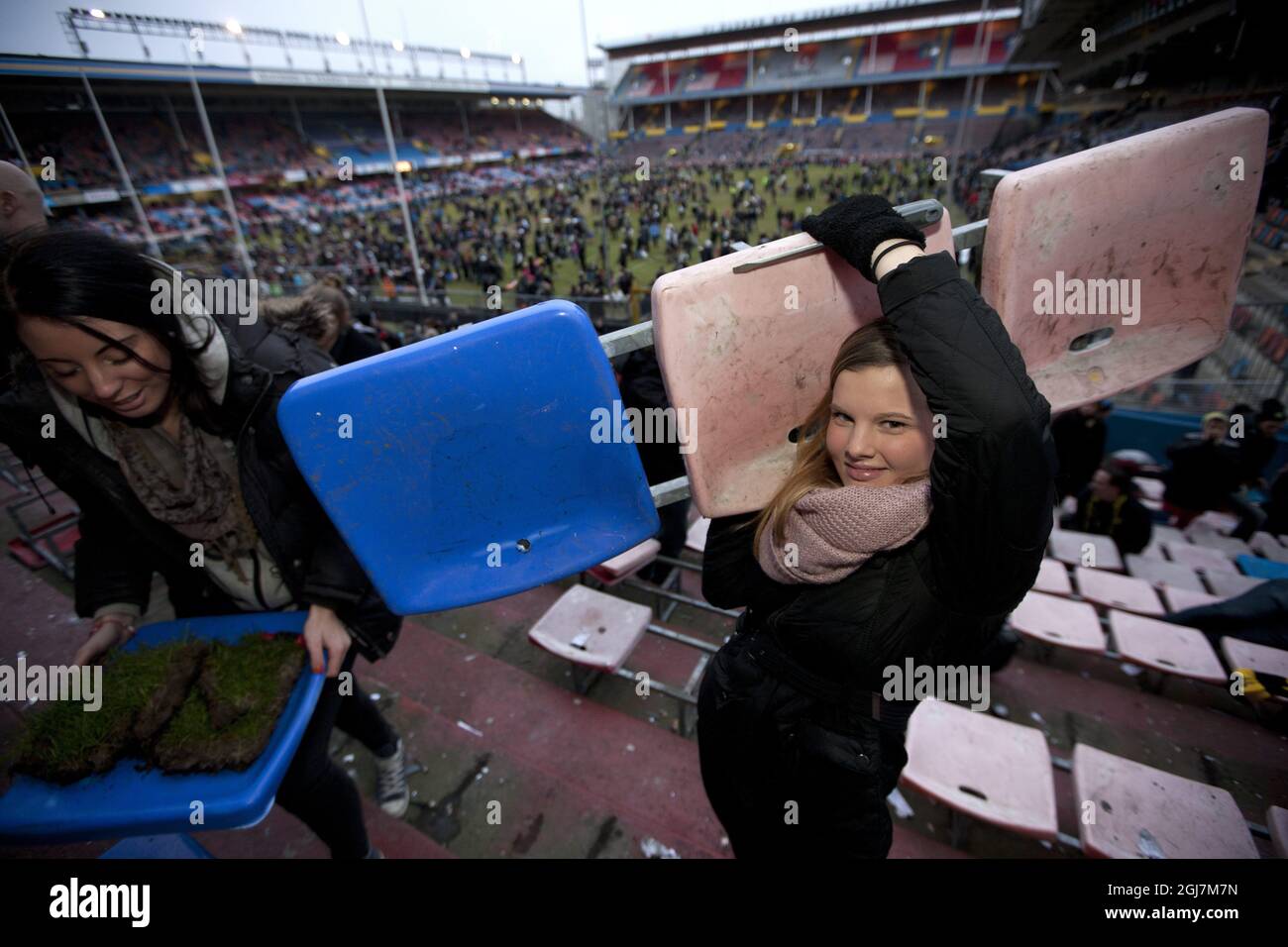 Alexandra holt ihren Sitz von Rasunda nach Hause, nachdem AIK am Sonntag, dem 22 2012. November, ihr letztes Fußballspiel im Rasunda-Stadion gespielt hat. Die Fans konnten sich vor dem bevorstehenden Abriss Souvenirs aus dem Rasunda Fußballstadion in Solna nördlich von Stockholm holen. Foto: Fredrik Persson / SCANPIX / Kod 75906 Stockfoto