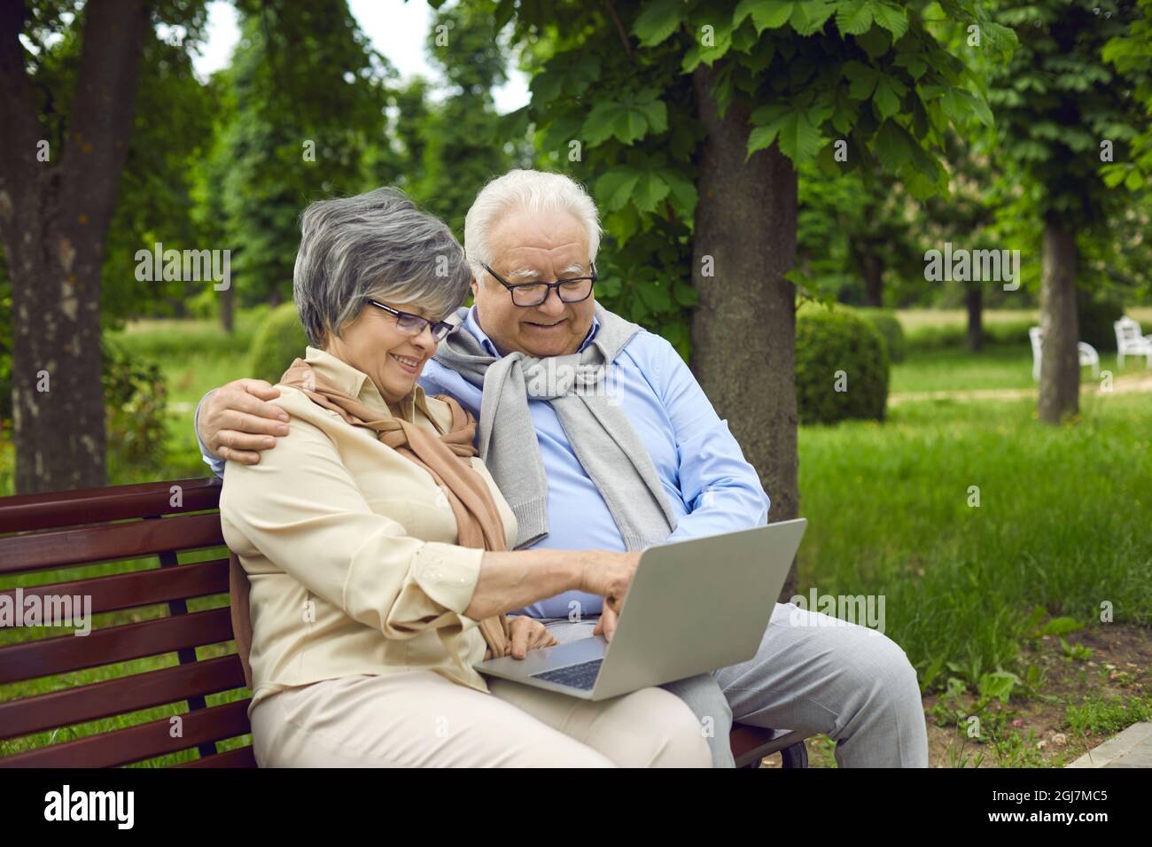 Ein älteres Paar, ein Mann und eine Frau mit europäischem Aussehen, entspannen im Park Stockfoto
