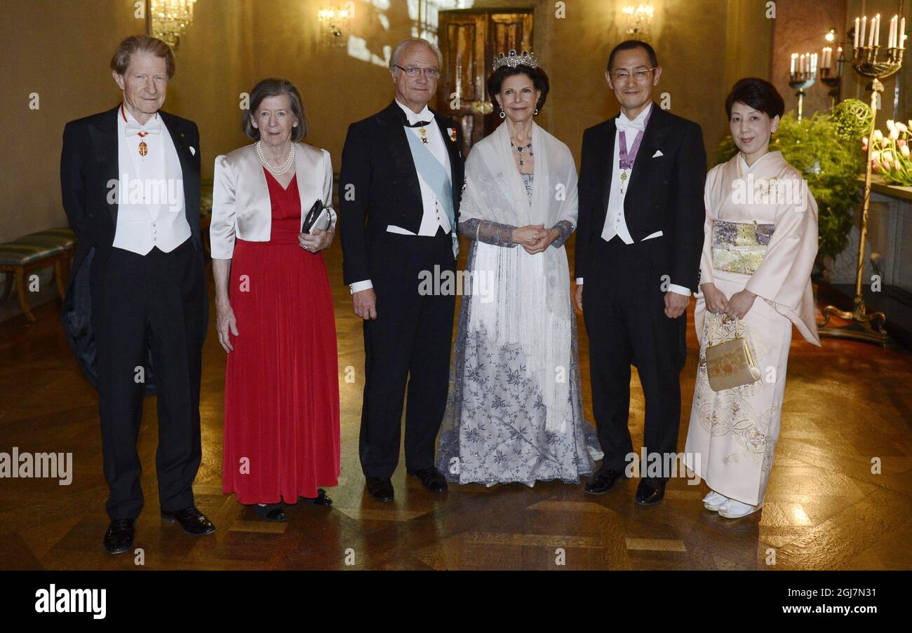 STOCKHOLM 2012-12-10 von links John B. Gurdon, Preisträger in Physiologie oder Medizin und seine Frau Lady Jean Gurdon, König Carl Gustaf, Königin Silvia, Shinya Yamanaka, Preisträger in Physiologie oder Medizin und seine Frau Shinya Yamanaka beim Nobelbankett im Rathaus in Stockholm Schweden, 10. Dezember 2012. Foto Jessica Gow / SCANPIX Code 10070 Stockfoto