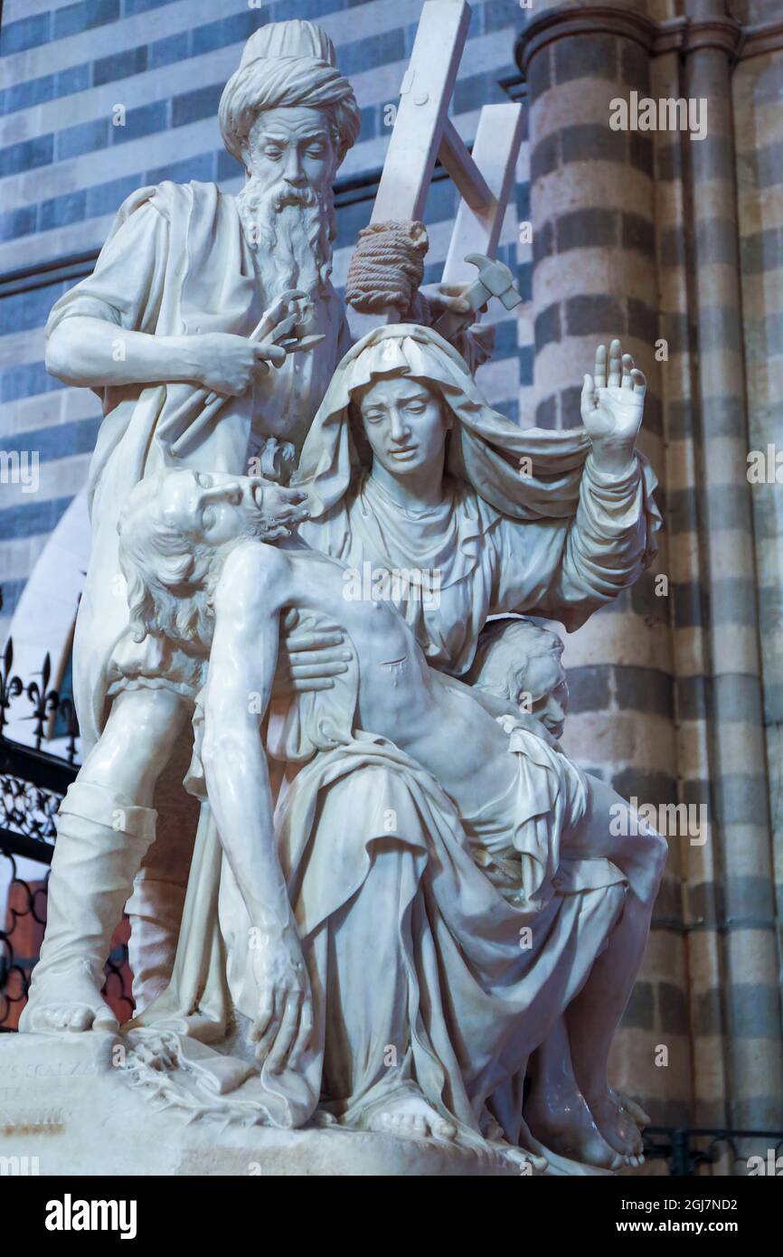 Orvieto, Region Umbrien, Italien. Marmorskulptur der Pieta, 'Madonna trauert um den gekreuzigten Jesus mit dem heiligen Nikodemus', von Ippolito Scalza, 1579, in Stockfoto