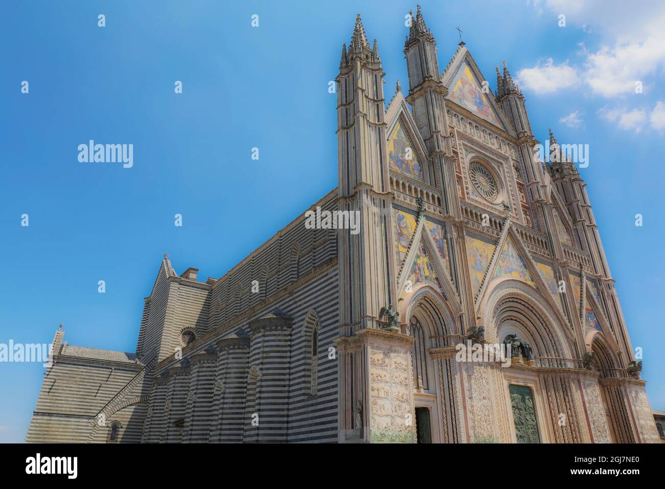 Orvieto, Region Umbrien, Italien. Die Außenansicht der Kathedrale von Orvieto aus dem Jahr 1330 hat eine farbenfrohe, gotische Fassade, die durch vier Säulen geteilt ist Stockfoto