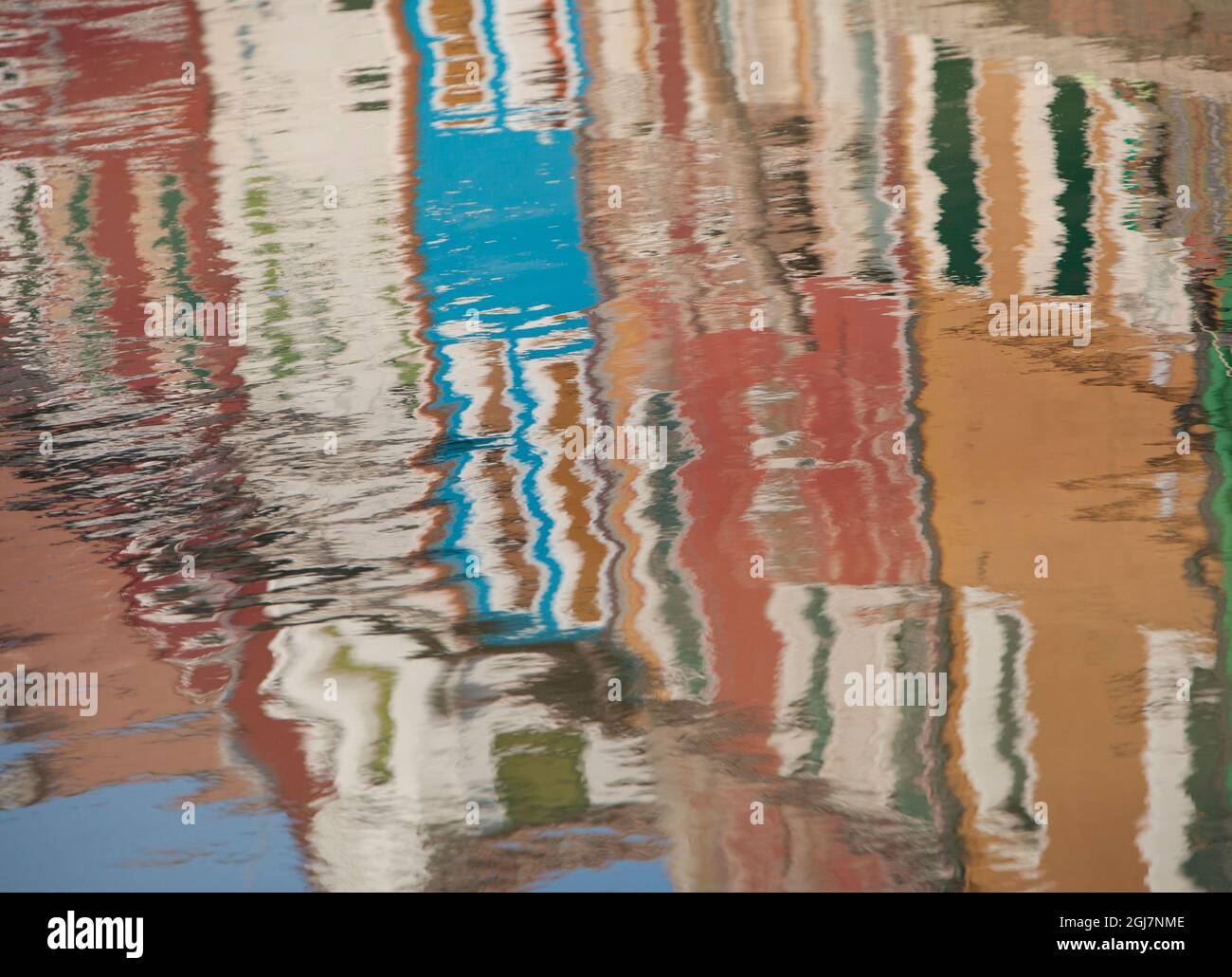 Italien, Burano, Spiegelung der bunten Häuser im Kanal. Stockfoto