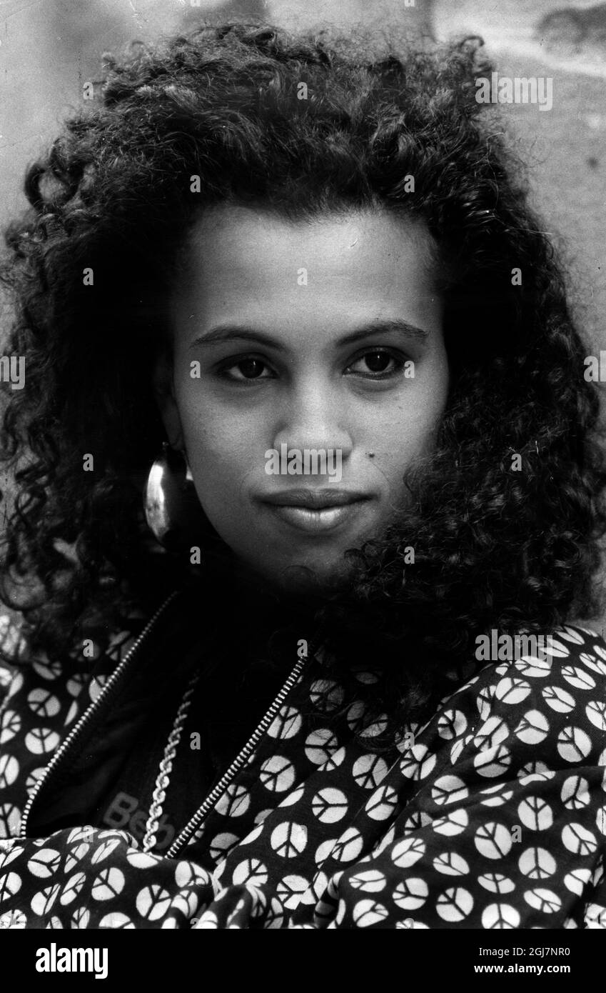 DATEI 19890512 Sänger Neneh Cherry posiert in Stockholm, 12.Mai1989. *** SÃ¥ngerskan Neneh Cherry pÃ¥ tillfÃ¤lligt besÃ¶k i Stockholm. Cherry Ã¤r Sedan Ã¥tta Ã¥r Bossatt i London och ligger just nu hÃ¶gt pÃ¥ musikvÃ¤rldens topplistor med debutsingen 'Buffalo Stance'. Foto: Orjan Bjorkdahl / DN / SCANPIX / Kod: 7 Stockfoto