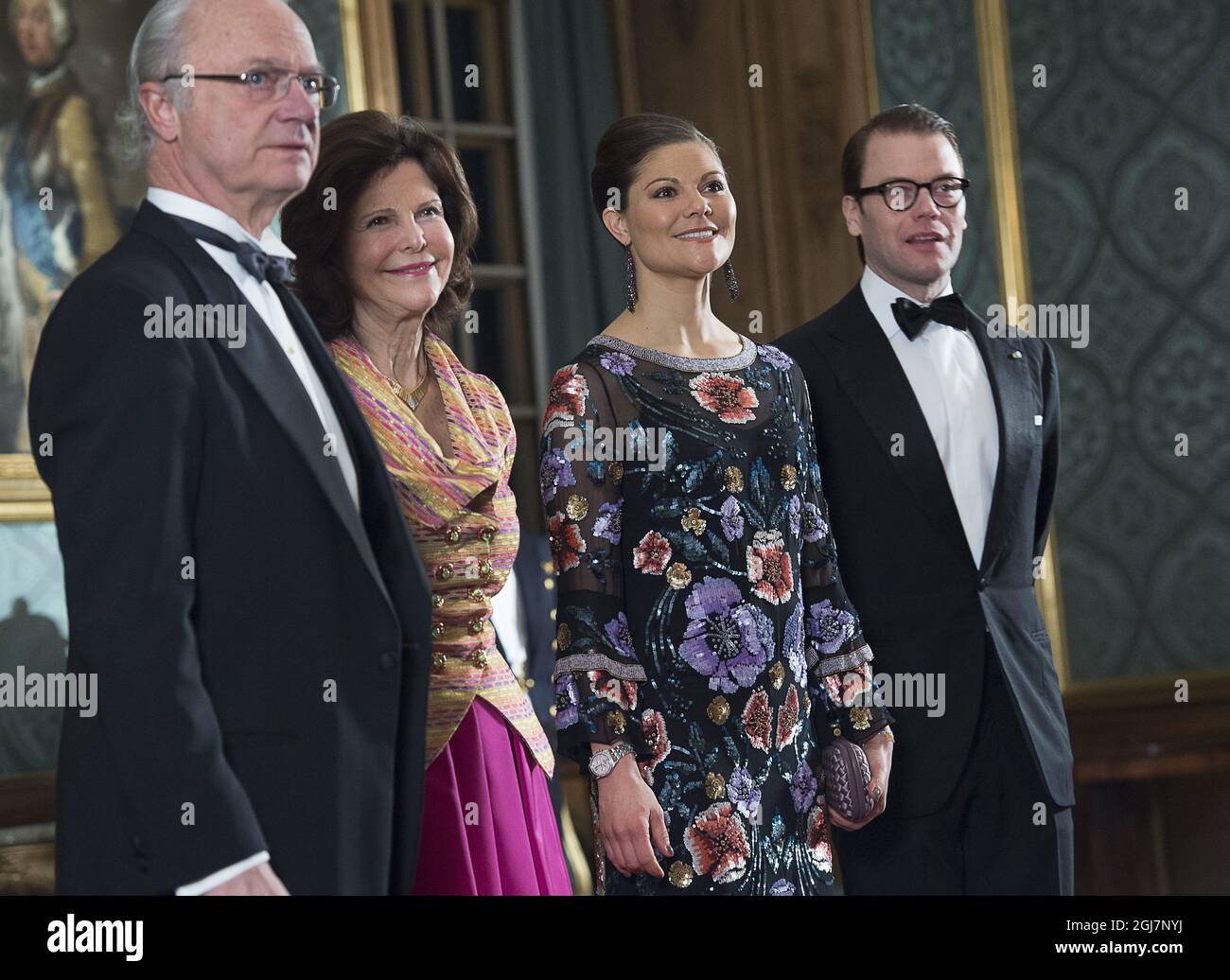 STOCKHOLM 20130201 : KingCarl Gustaf, Queen Silvia, Kronprinzessin Victoria und Prinz Daniel posieren im Speisesaal von Queen Lovisa Ulrikas im Königlichen Palast vor einem Abendessen mit allen Torhütern aus 21 Ländern in Schweden. Das Abendessen wird zum Auftakt der Feierlichkeiten von König Carl XVI Gustaf 40 Jahre als Monarch gehalten. Foto Pontus Lundahl / SCANPIX / kod 10050 Stockfoto