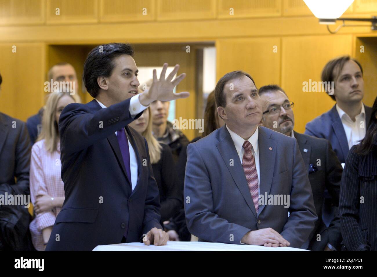 Stockholm 20130219 der britische Labour-Vorsitzende Ed Miliband, links, und der schwedische sozialdemokratische Vorsitzende Stefan Lofven, rechts, besuchten am Dienstag, den 19. Februar 2013, das Königliche Institut für Technologie in Stockholm, Schweden. Miliband, der Schweden besucht, und Lofven führen beide linke Oppositionen gegenüber den bürgerlichen Regierungen Großbritanniens und Schwedens an. Foto: Janerik Henriksson / SCANPIX / Kod 10010 Stockfoto