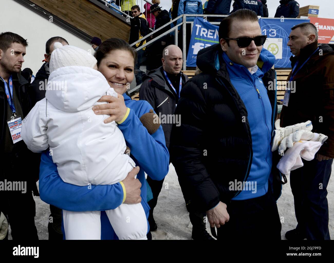 VAL DI FIEMME 20130226 Kronprinzessin Victoria, Prinzessin Estelle und Prinz Daniel werden bei den Langlaufweltmeisterschaften in Val Di Fiemme, Italien, am 26. Februar 2013 beim Skifahren der Damen auf 10 km beobachtet. Foto: Pontus Lundahl / SCANPIX / kod 10050 Stockfoto