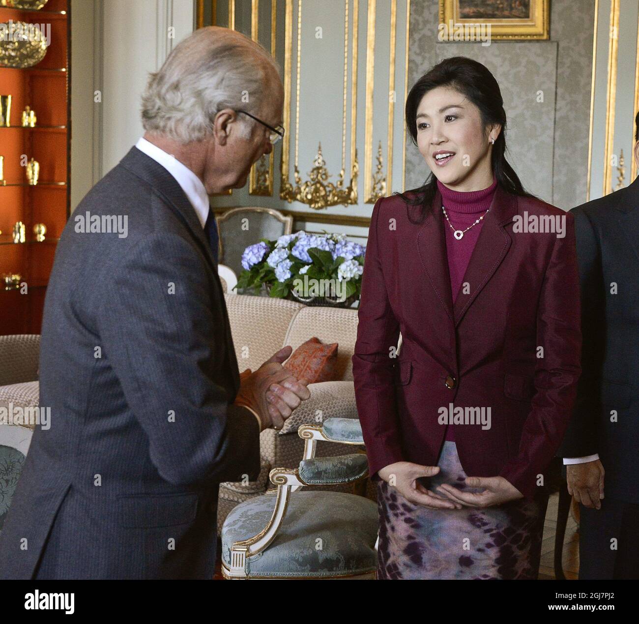 STOCKHOLM 2013-03-04 König Carl Gustaf und Königin Silvia von Schweden trafen sich am 4. März 2013 im Königlichen Palast in Stockholm, Schweden, mit der Premierministerin Thailands, Frau Yingluck Shinawatra. Premierminister ist zu einem offiziellen Besuch in Schweden. Anders Wiklund / SCANPIX / kod 10040 Stockfoto