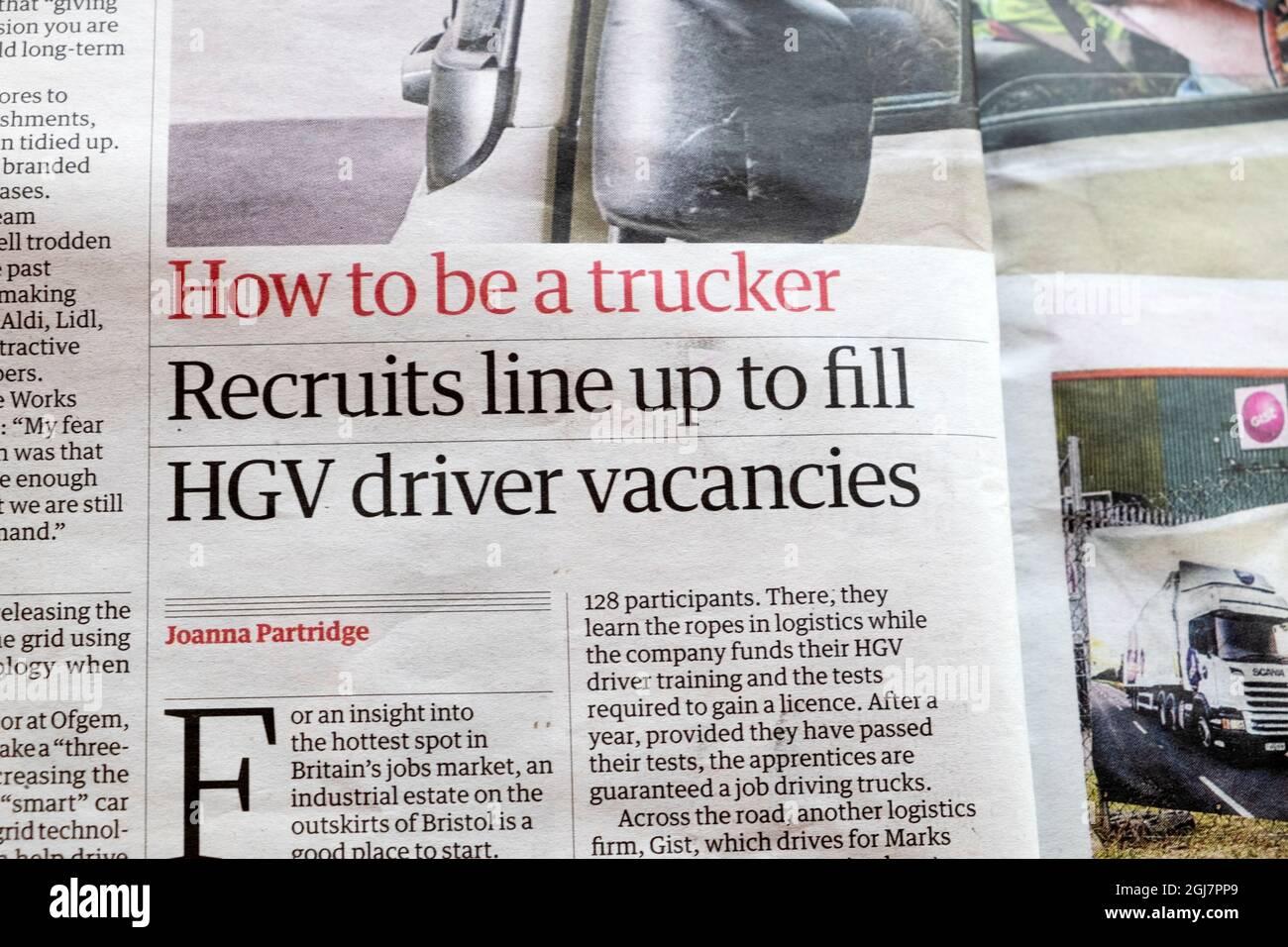 Artikel über Trucker-Jobs in Guardian Inside Page, Zeitung headline 2. September 2021 London England, Großbritannien: „Rekruten, um freie Lkw-Fahrer zu besetzen“ Stockfoto