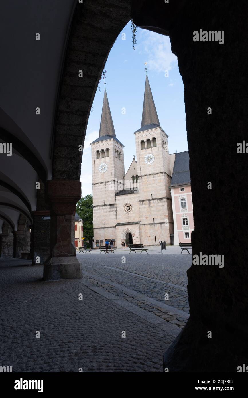Berchtesgaden, Deutschland - 10. August 2021: Das Leben im Zentrum der Stadt. Sonniger Sommerabendtag Stockfoto