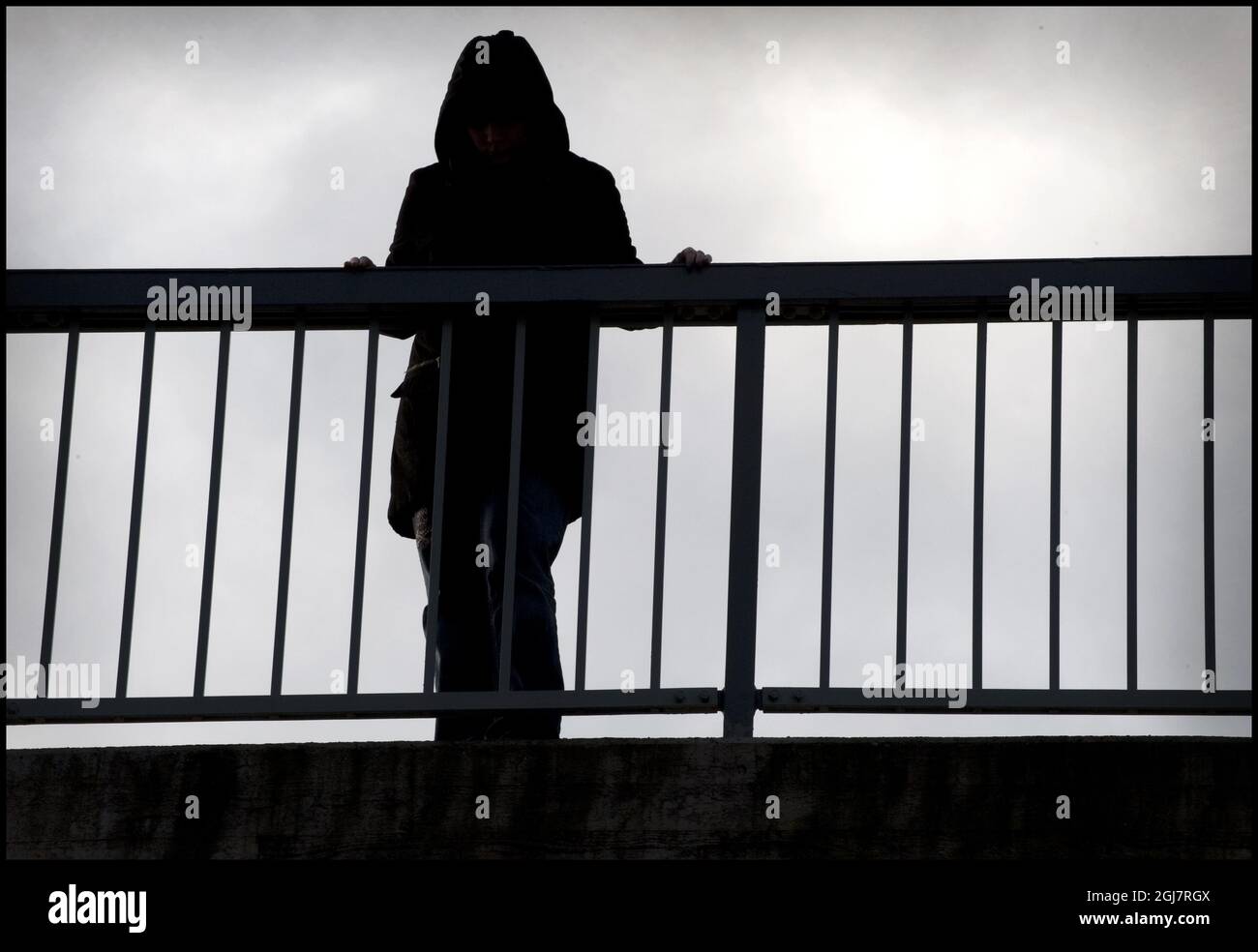 Depressive Frau auf einer Brücke Stockfoto