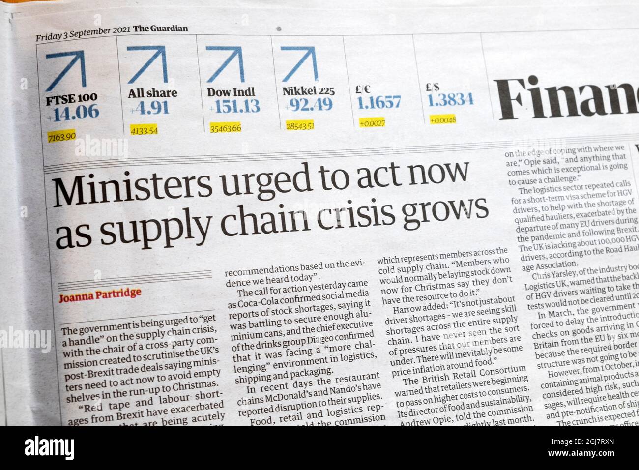 „die Minister wurden aufgefordert, jetzt zu handeln, wenn die Lieferkettenkrise zunimmt“, titelt die Zeitung Guardian Financial section 3 September 2021 London England Großbritannien Stockfoto