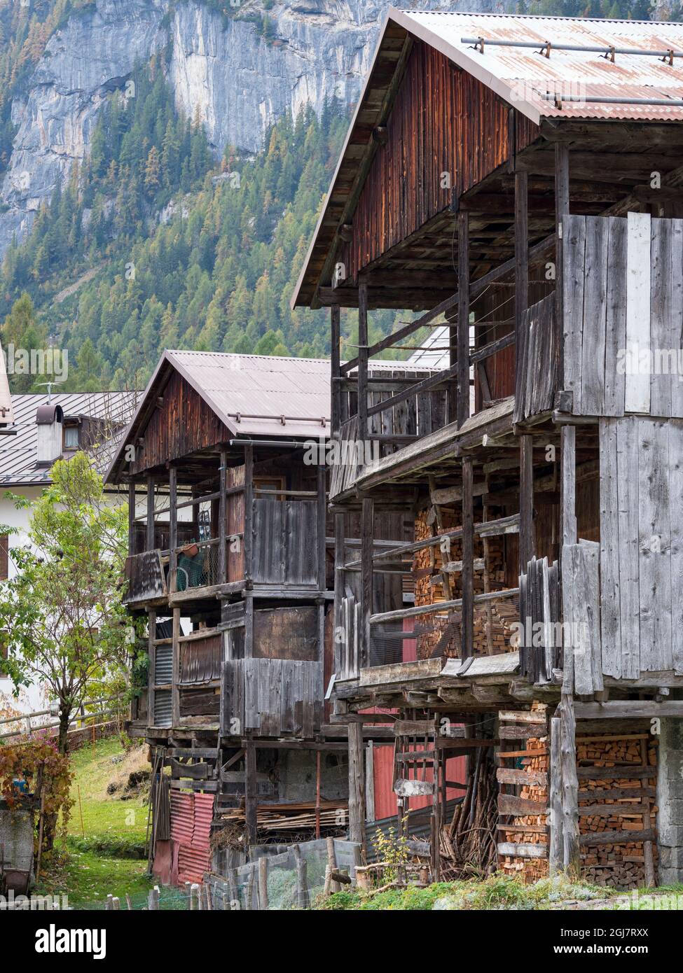 Typische Scheune namens Tabia. Dorf Gares, traditionelle alpine Architektur im Tal Valle di Gares, Pale di San Martino. Pala ist Teil der UNESCO wo Stockfoto