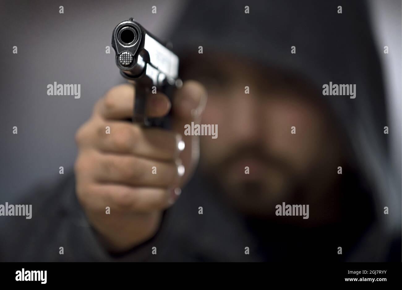 Mann hält Waffe bereit zu schießen Stockfoto