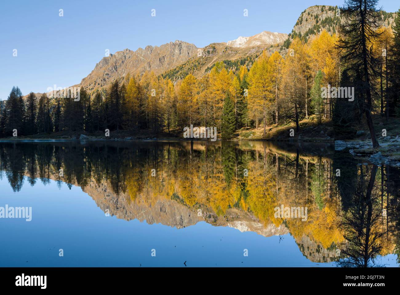 Lago San Pellegrino (Lech de San Pelegrin) im Herbst am Passo San Pellegrino in den Dolomiten, Italien. Stockfoto