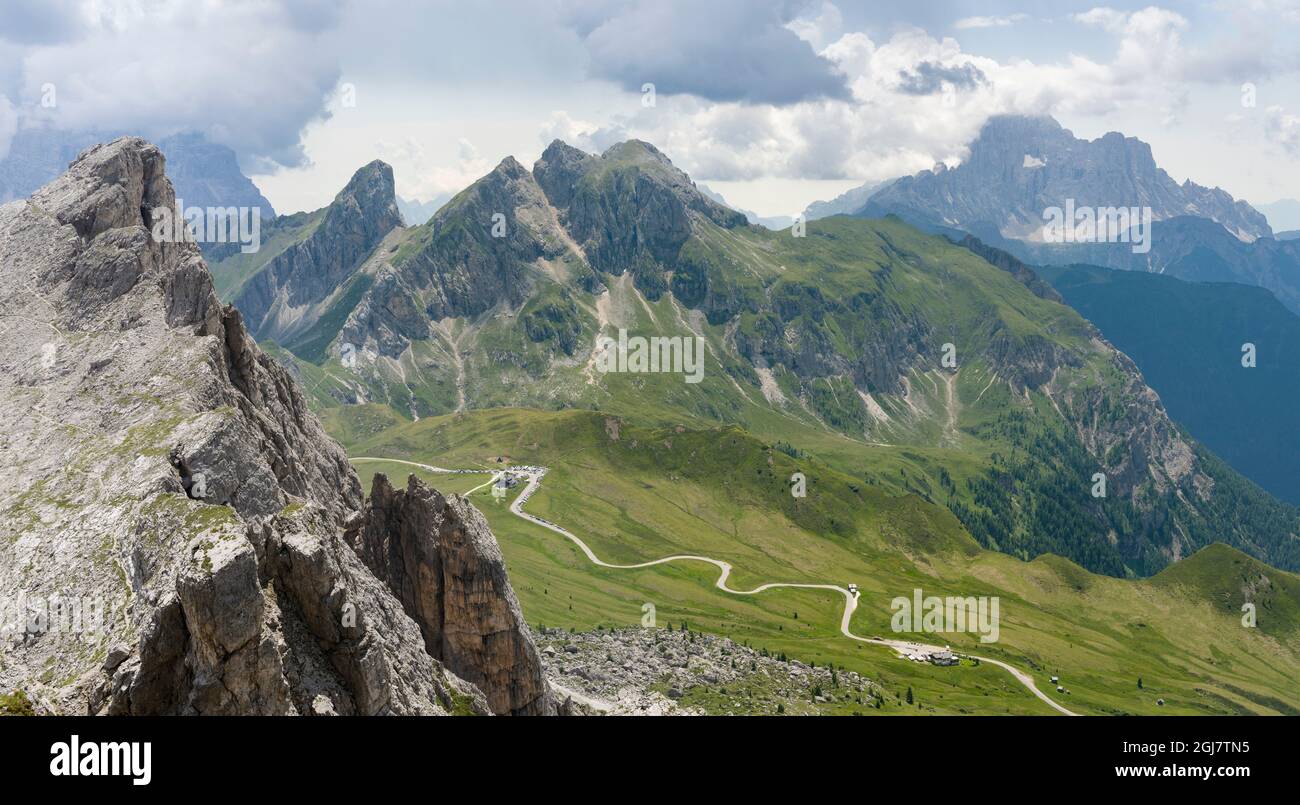 Dolomiten am Passo Giau. Blick von Nuvolau in Richtung Monte Cernera und Monte Mondeval. Die Dolomiten sind Teil des UNESCO-Weltkulturerbes, Italien. Stockfoto