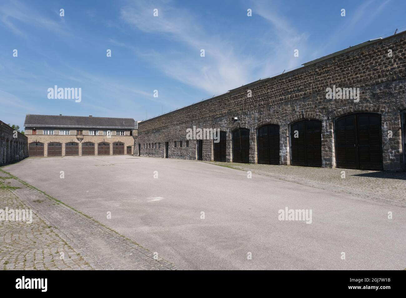 Mauthausen, Österreich - 12. August 2021: Gedenkstätte KZ Mauthausen. SS-Schutzvorrichtungen und Zufahrt zu Lastwagen. Sonniger Sommertag Stockfoto