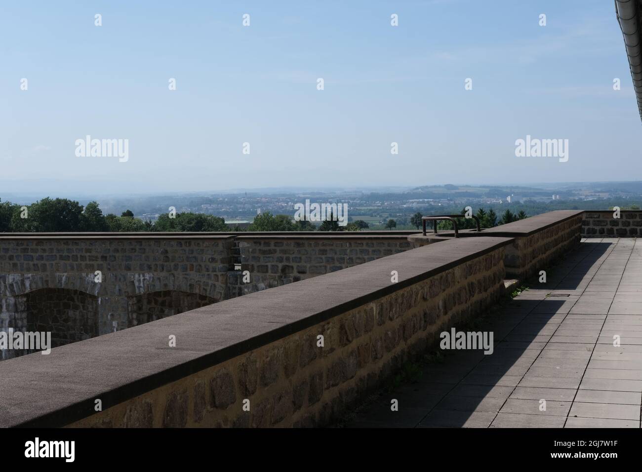 Mauthausen, Österreich - 12. August 2021: Gedenkstätte KZ Mauthausen. SS-Schutzvorrichtungen und Zufahrt zu Lastwagen. Sonniger Sommertag Stockfoto