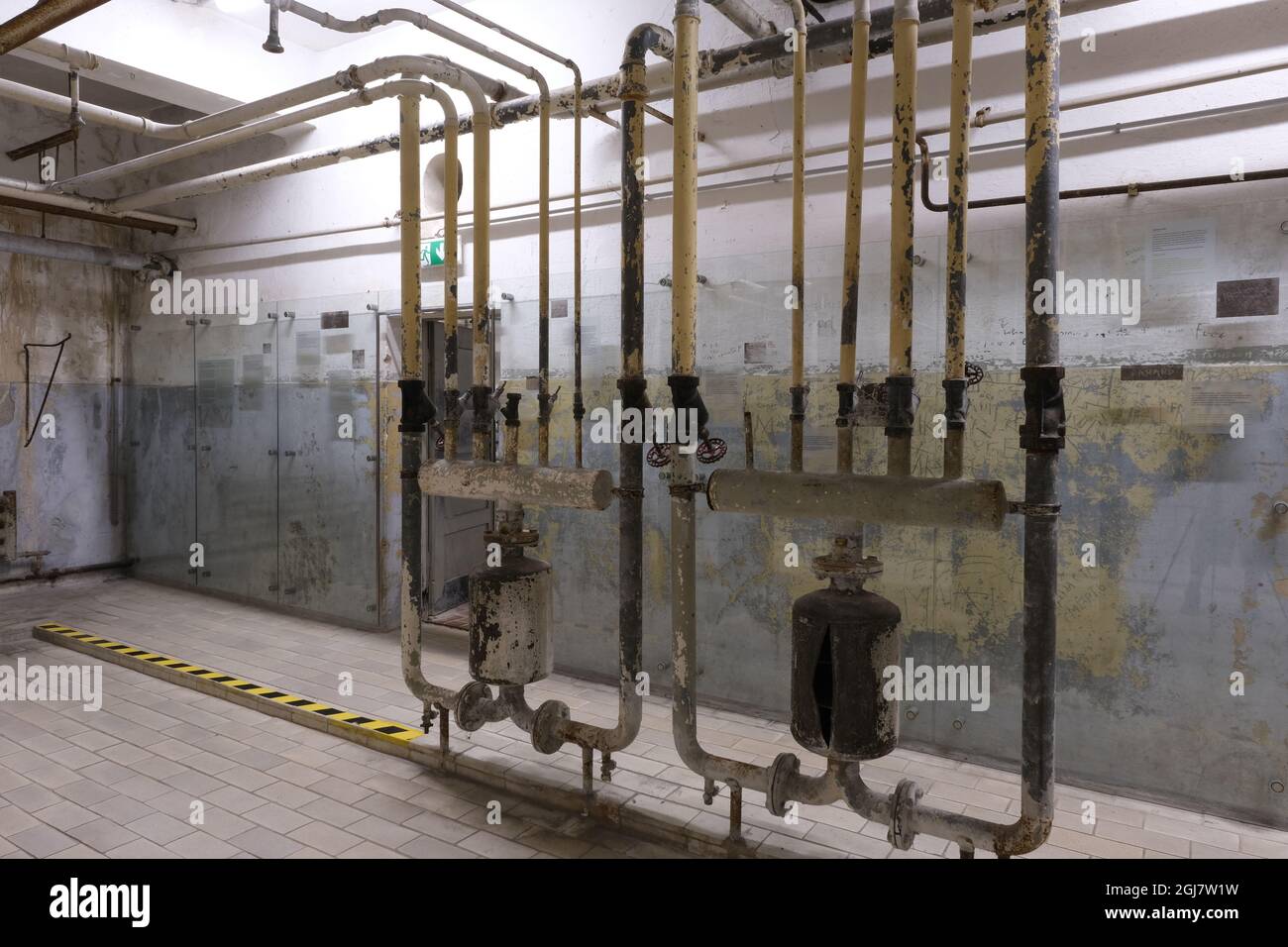 Mauthausen, Österreich - 12. August 2021: Gedenkstätte KZ Mauthausen. SS-Schutzvorrichtungen und Zufahrt zu Lastwagen. Sonniger Sommertag Stockfoto