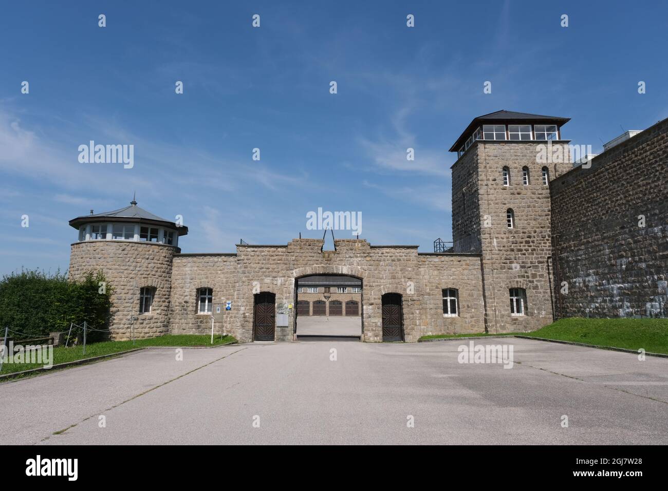 Mauthausen, Österreich - 12. August 2021: Gedenkstätte KZ Mauthausen. SS-Schutzvorrichtungen und Zufahrt zu Lastwagen. Sonniger Sommertag Stockfoto