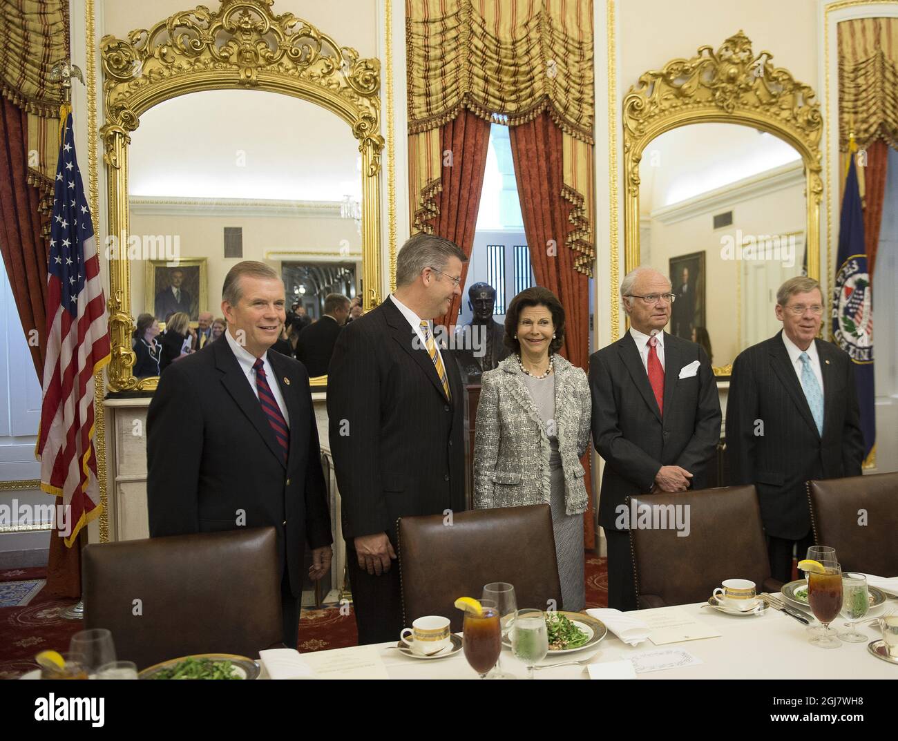 König Carl XVI Gustaf (4. L) und Königin Silvia (3. L) aus Schweden nehmen am 9. Mai 2013 in Washington, DC an einem Treffen mit dem US-Senator Johnny Isakson (R-GA) (R), dem US-amerikanischen Rep. Randy Hultgren (R-IL) (2. L) und dem US-Rep. Tim Walberg (R-MI) auf dem Capitol Hill Teil. König Carl XVI Gustaf und Königin trafen sich während des Treffens mit Mitgliedern des schwedischen Kongressabgeordneten. Stockfoto