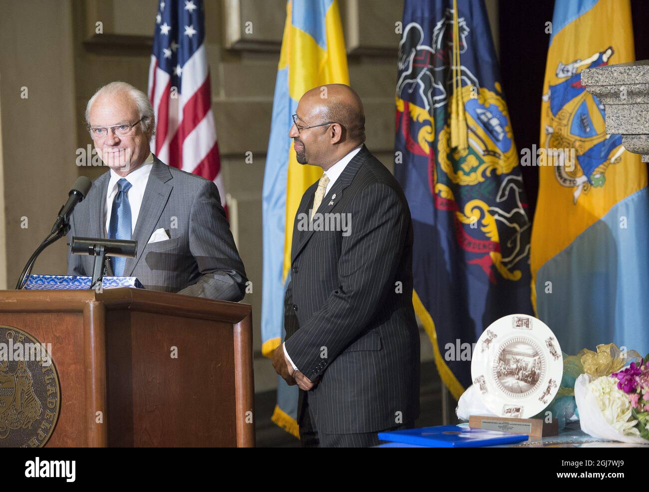 König Carl Gustaf und der Bürgermeister von Philadelphia, Michael A Nutter, während ihres Besuchs im Rathaus von Philadelphia, USA, am 10. Mai 2013. Der schwedische König und die schwedische Königin sind diese Woche zu einem offiziellen Besuch in den USA. Die jüngste Tochter des königlichen Ehepaares, Prinzessin Madeleine, wird im Juni den US-Bürger Chris O'Neill heiraten. Stockfoto