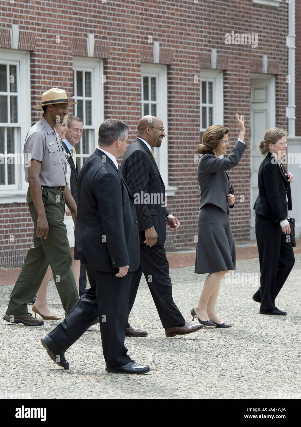 Königin Silvia und der Bürgermeister von Philadelphia, Michael, Winken Der Menge zu, als sie die Independence Hall in Philadelphia, USA, am 10. Mai 2013 verlassen. Der schwedische König und die schwedische Königin sind diese Woche zu einem offiziellen Besuch in den USA. Die jüngste Tochter des königlichen Ehepaares, Prinzessin Madeleine, wird im Juni den US-Bürger Chris O'Neill heiraten. Stockfoto