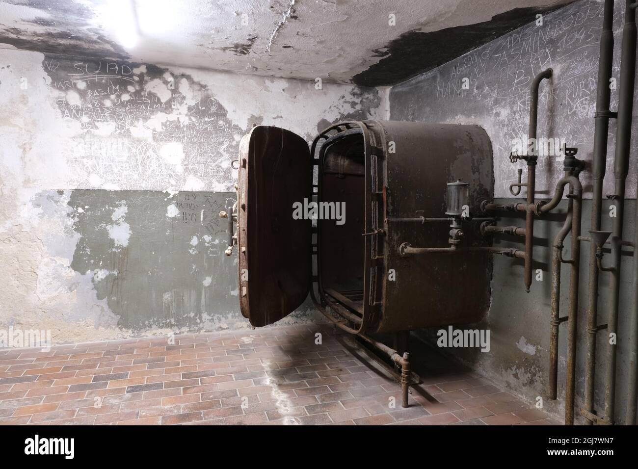 Mauthausen, Österreich - 12. August 2021: Gedenkstätte KZ Mauthausen. SS-Schutzvorrichtungen und Zufahrt zu Lastwagen. Sonniger Sommertag Stockfoto