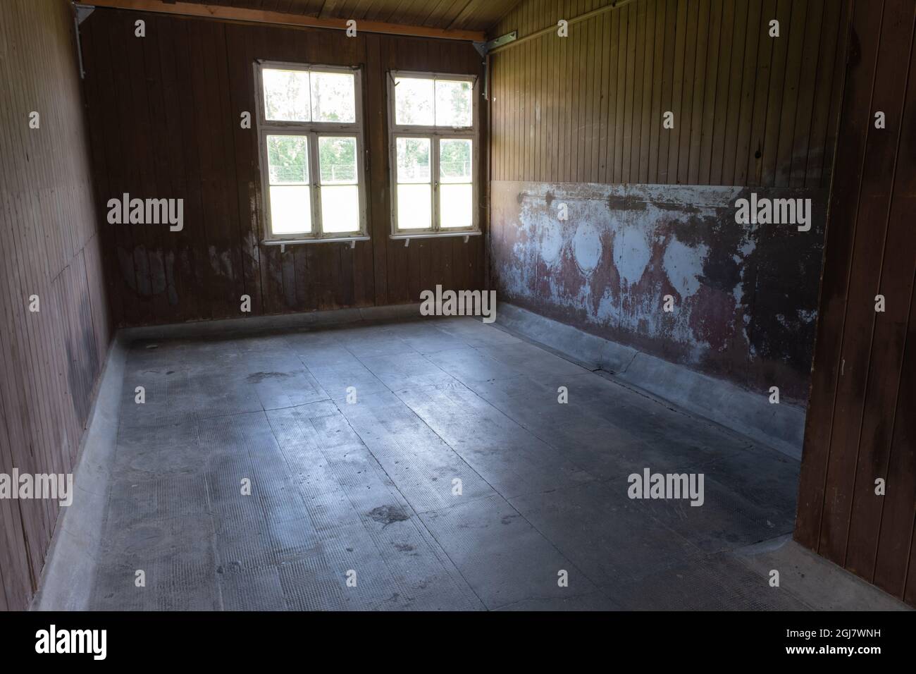 Mauthausen, Österreich - 12. August 2021: Gedenkstätte KZ Mauthausen. SS-Schutzvorrichtungen und Zufahrt zu Lastwagen. Sonniger Sommertag Stockfoto