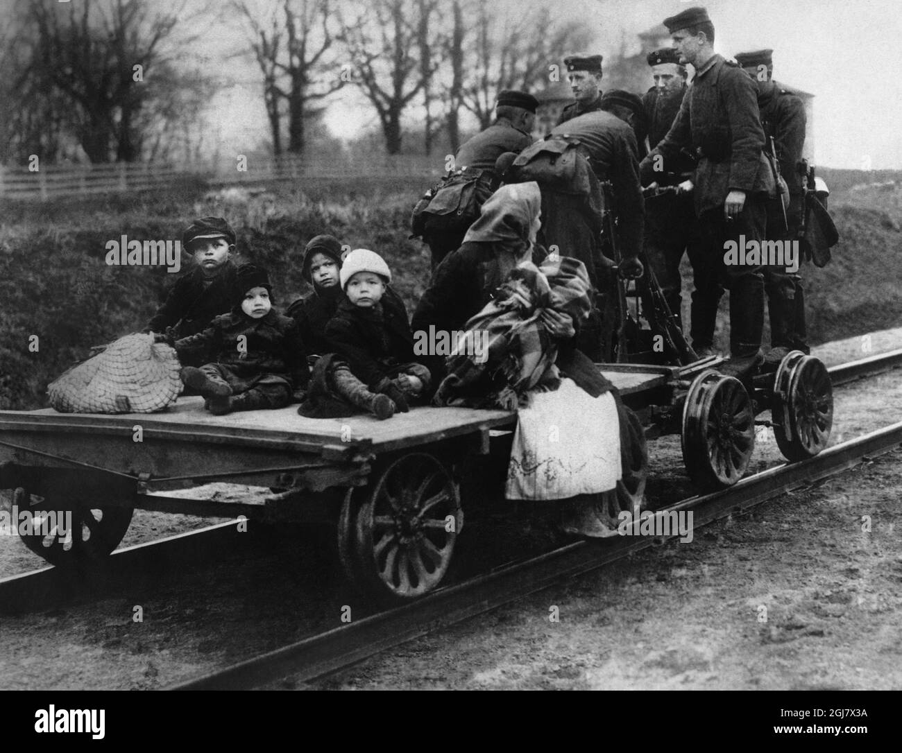 DATEI 1914-1918. Erster Weltkrieg. Eine finnische Familie, die vor den Russen geflohen ist, wird von deutschen Soldaten betreut. Stockfoto