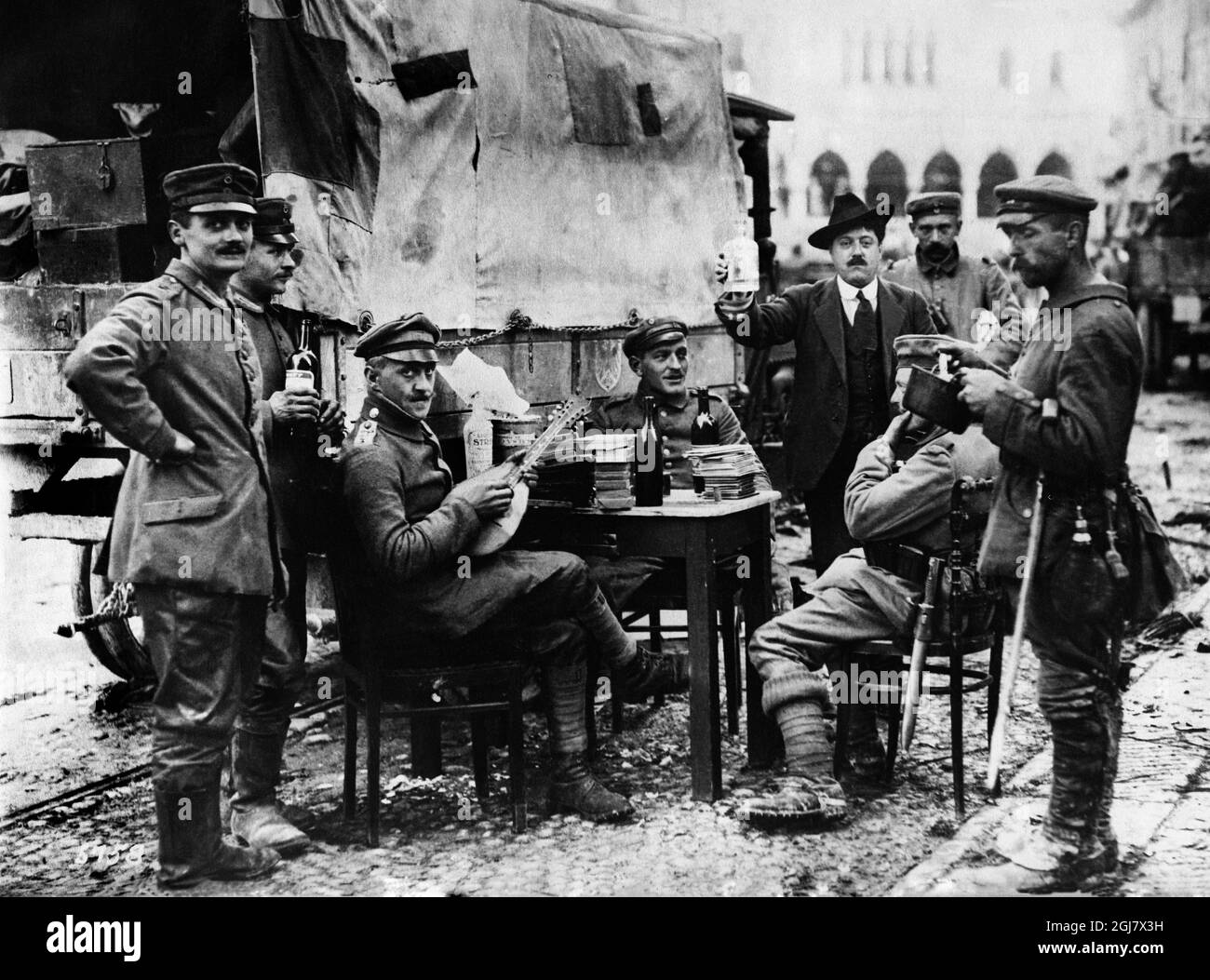 DATEI 1914-1018. Bild aus dem Ersten Weltkrieg. Italienische Soldaten genießen sich auf der Hauptstraße in der italienischen Stadt Udine. Stockfoto