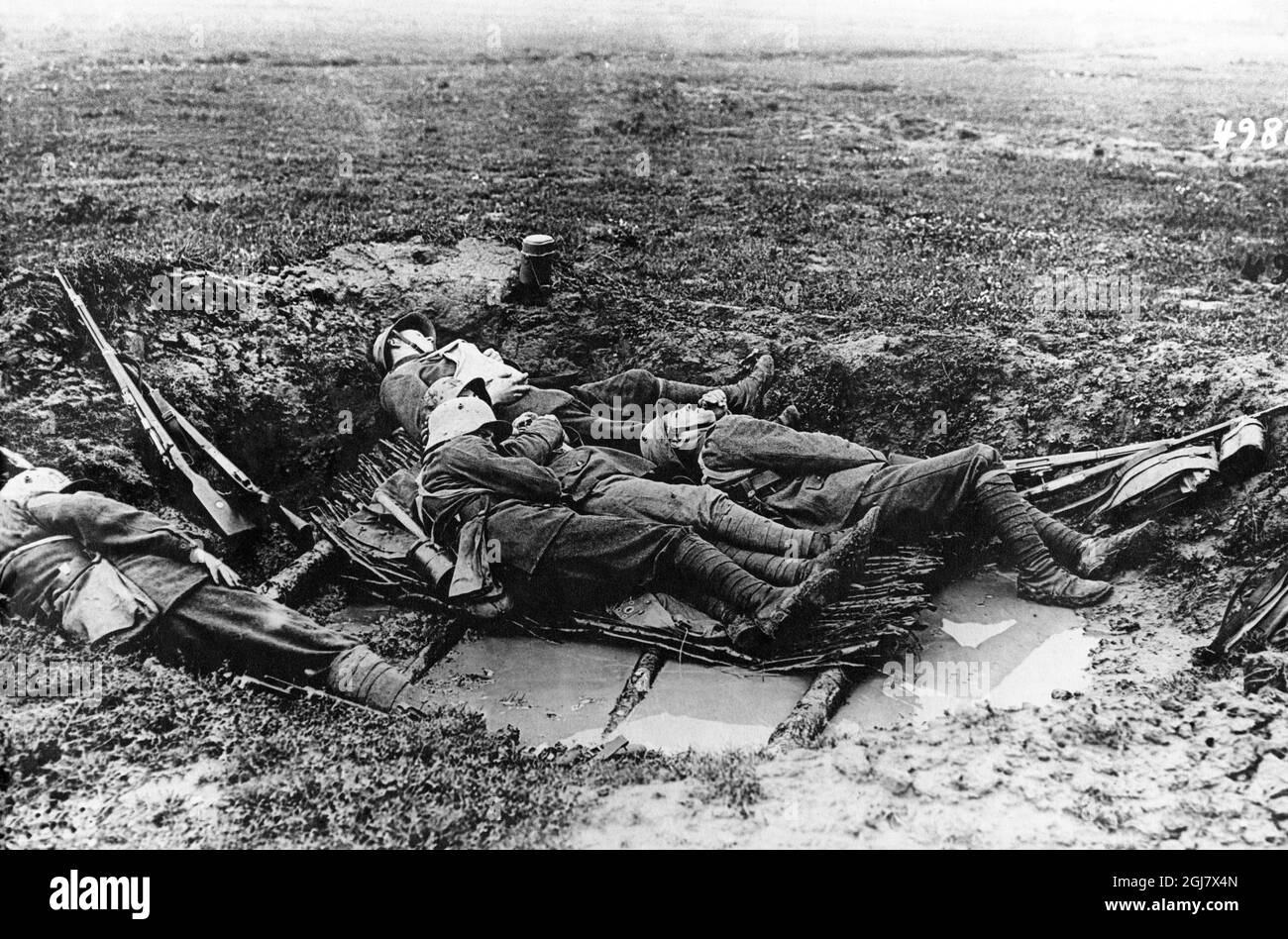 DATEI 1914-1918. Erste Welt Deutsche Soldaten ruhen in einem Muschelloch in Flandern in Frankreich. Stockfoto