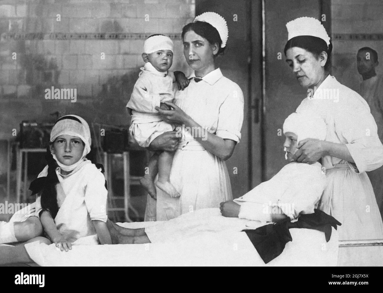 DATEI 1914-1918. Bild aus dem Ersten Weltkrieg. Krankenschwestern, die sich im Kinderkrankenhaus in Frankfurt am Main um verwundete Kinder kümmern, wurden von der französischen Luftwaffe bombardiert. Stockfoto