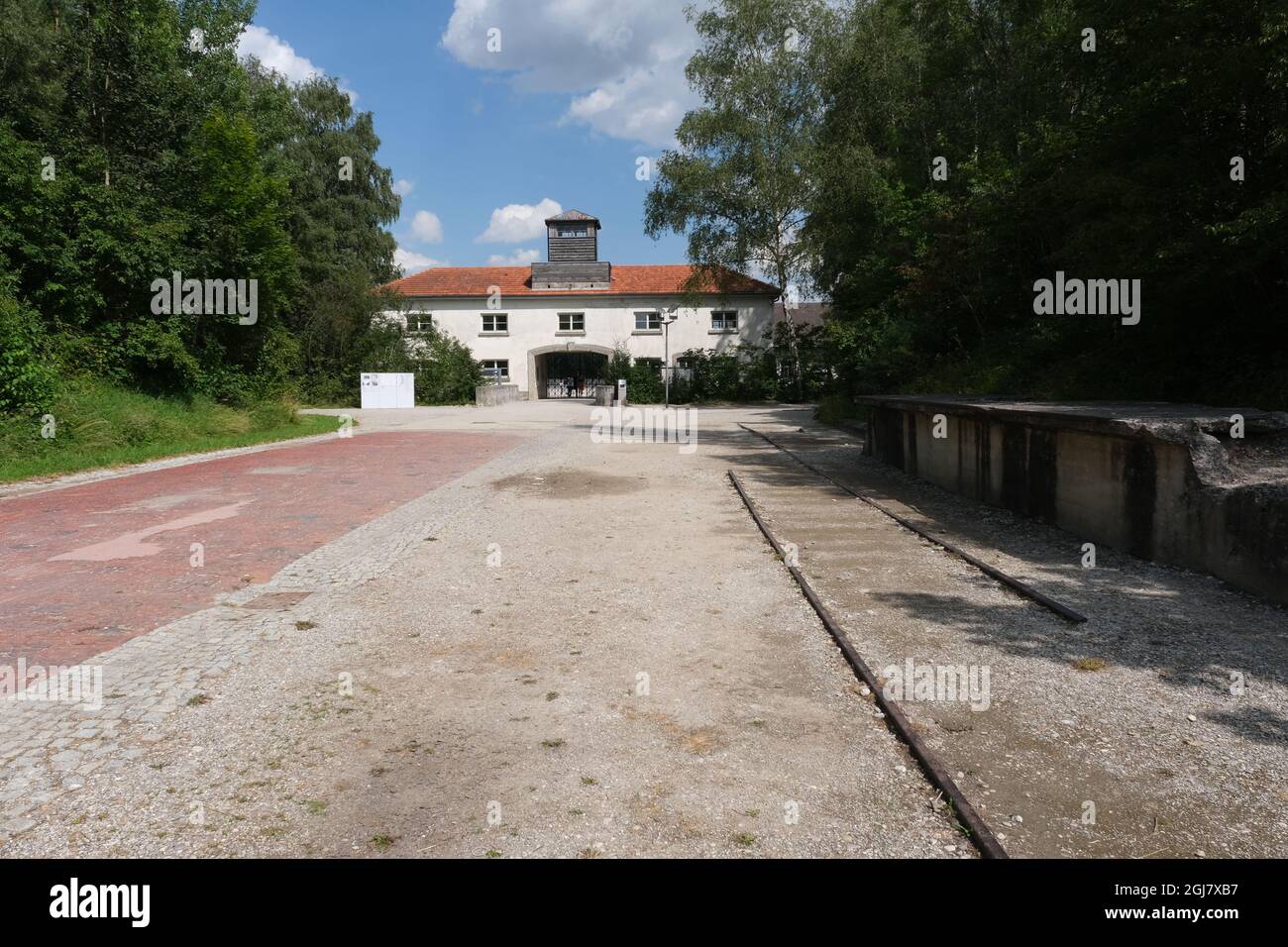 Dachau, Deutschland - 11. August 2021: Gedenkstätte des Konzentrationslagers. Was vom Ende der Eisenbahn des Häftlingszuges übrig bleibt. Eintritt ins Lager. Stockfoto