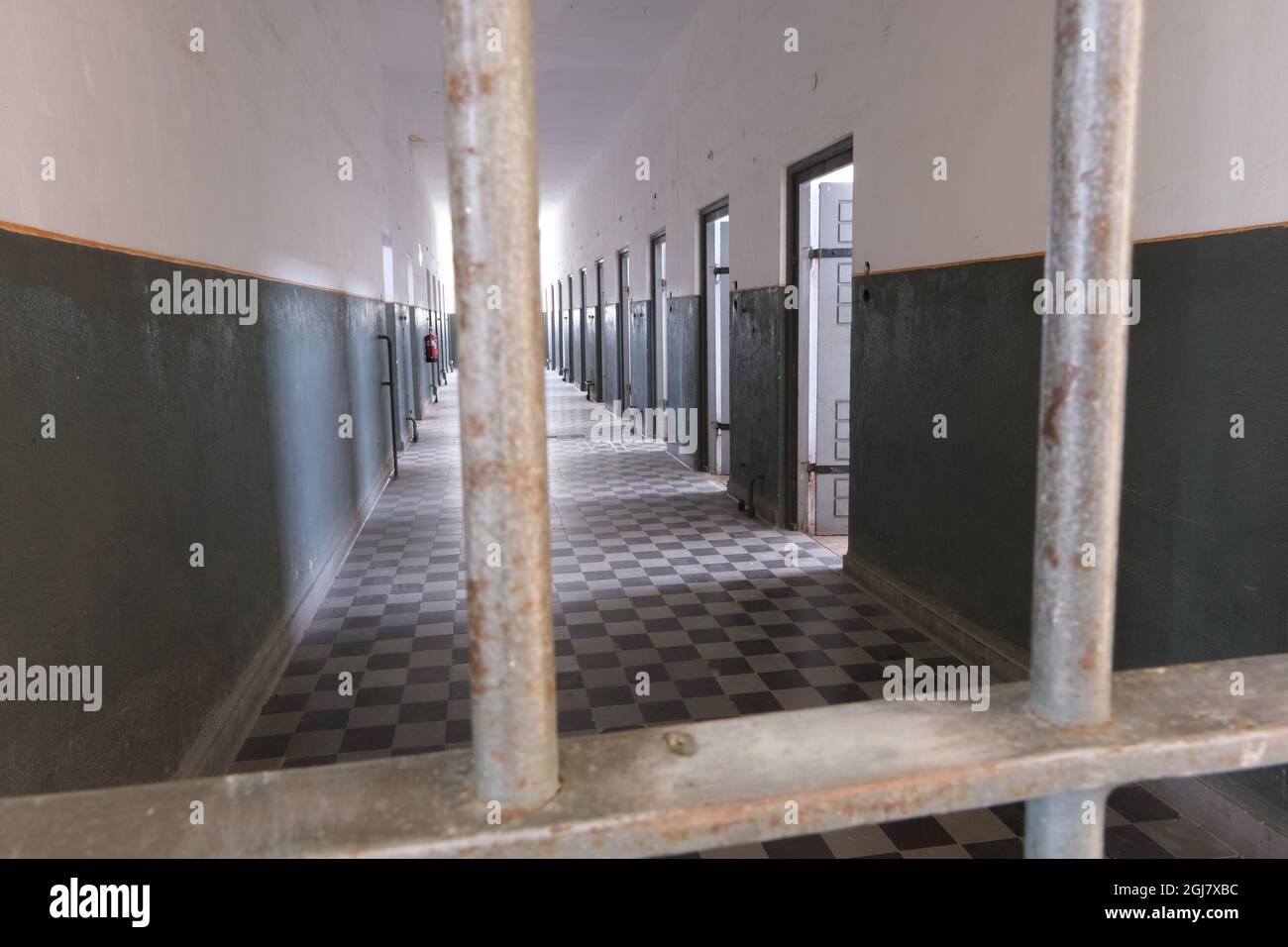 Mauthausen, Österreich - 12. August 2021: Gedenkstätte KZ Mauthausen. SS-Schutzvorrichtungen und Zufahrt zu Lastwagen. Sonniger Sommertag Stockfoto