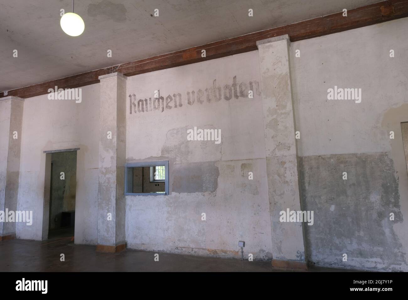 Dachau, Deutschland - 11. August 2021:KZ-Gedenkstätte. Im Hauptgebäude. Gefangene übernachten im Lager. Rauchen verboten Stockfoto