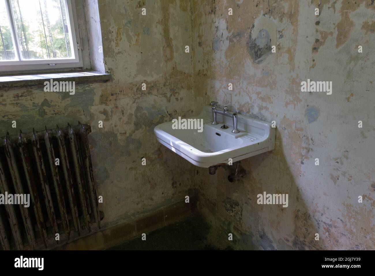 Dachau, Deutschland - 11. August 2021: Gedenkstätte des Konzentrationslagers. Im Hauptgebäude. Zimmer mit Waschbecken und Heizkörper Stockfoto