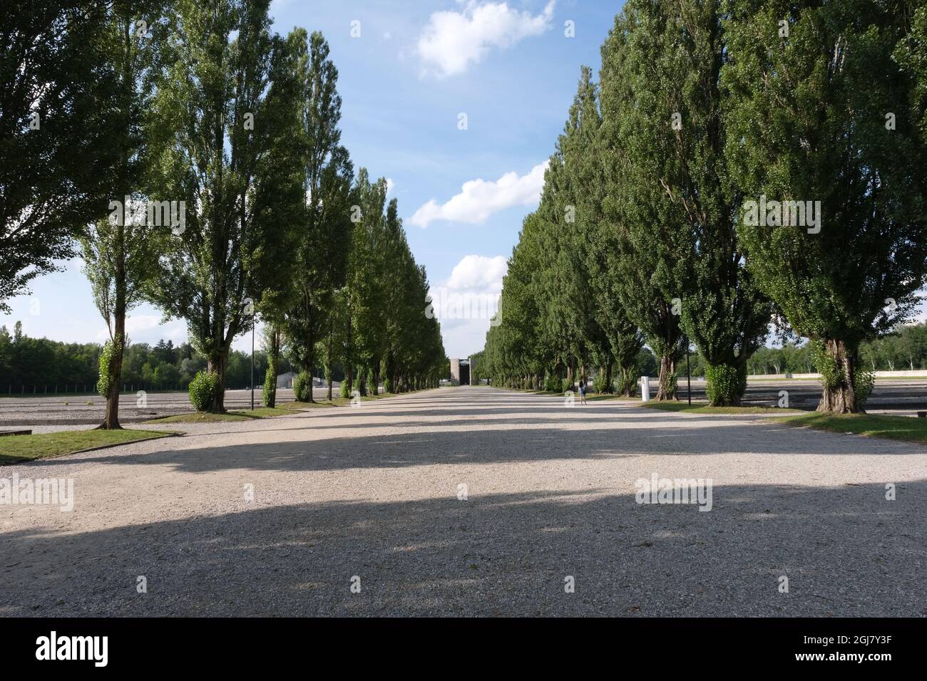 Dachau, Deutschland - 11. August 2021: Gedenkstätte des Konzentrationslagers. Hauptstraße zwischen den Kasernen. Sonniger Sommertag Stockfoto