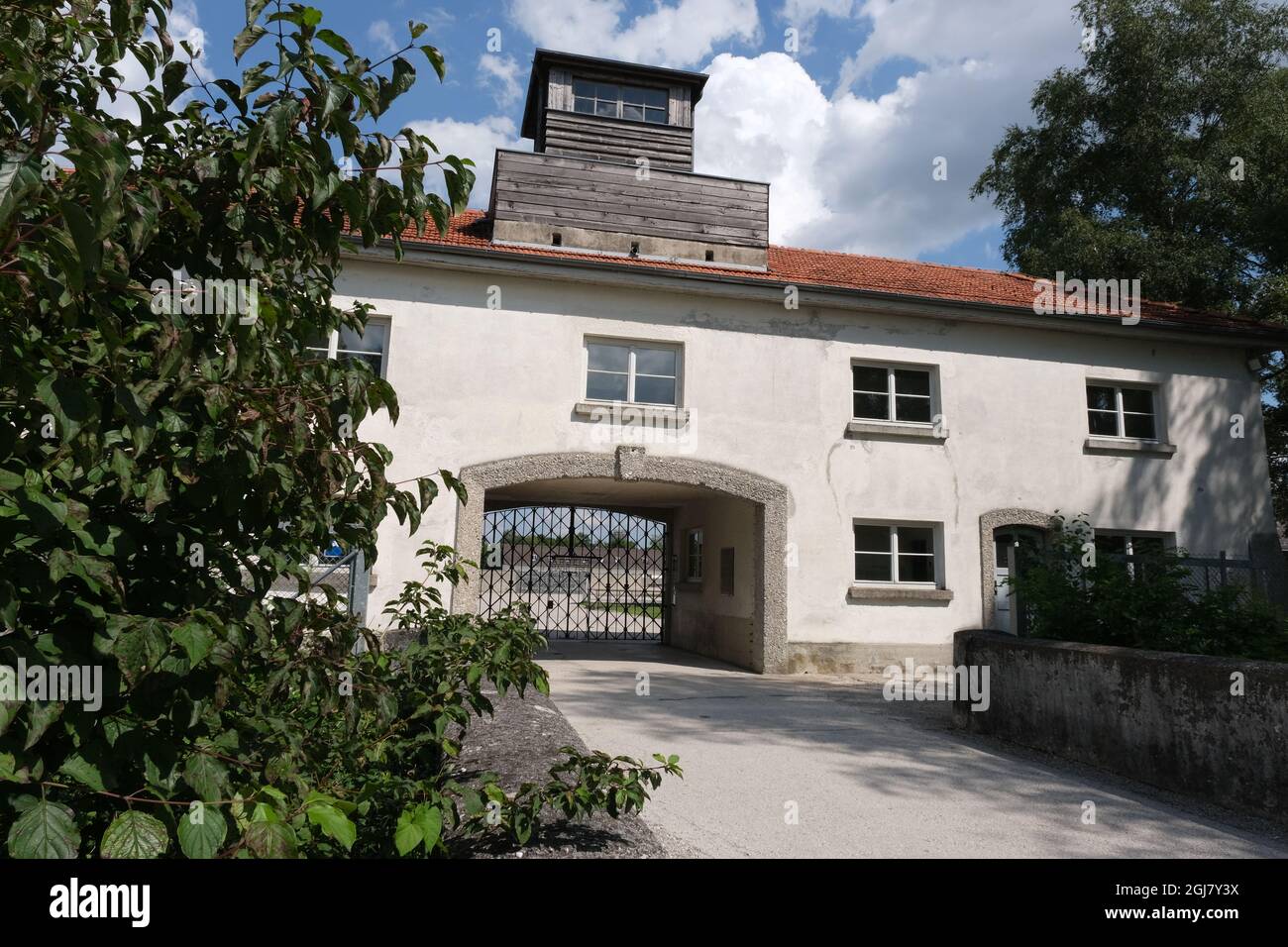 Dachau, Deutschland - 11. August 2021: Gedenkstätte des Konzentrationslagers. Was vom Ende der Eisenbahn des Häftlingszuges übrig bleibt. Eintritt ins Lager. Stockfoto