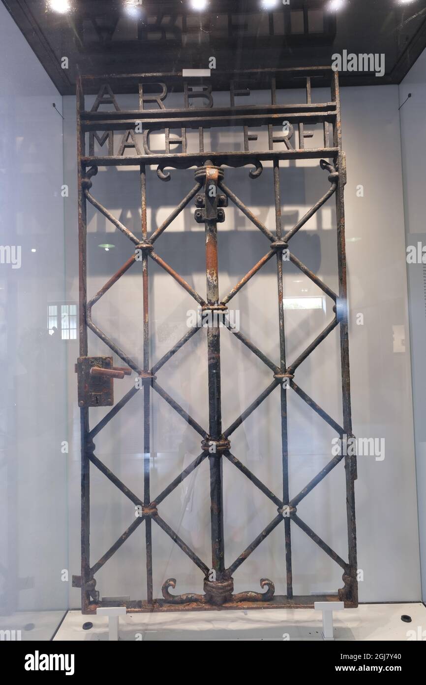 Dachau, Deutschland - 11. August 2021: Gedenkstätte des Konzentrationslagers. Das originale Eisen-Tor von Arbeit Macht frei ist im Museum erhalten. Stockfoto