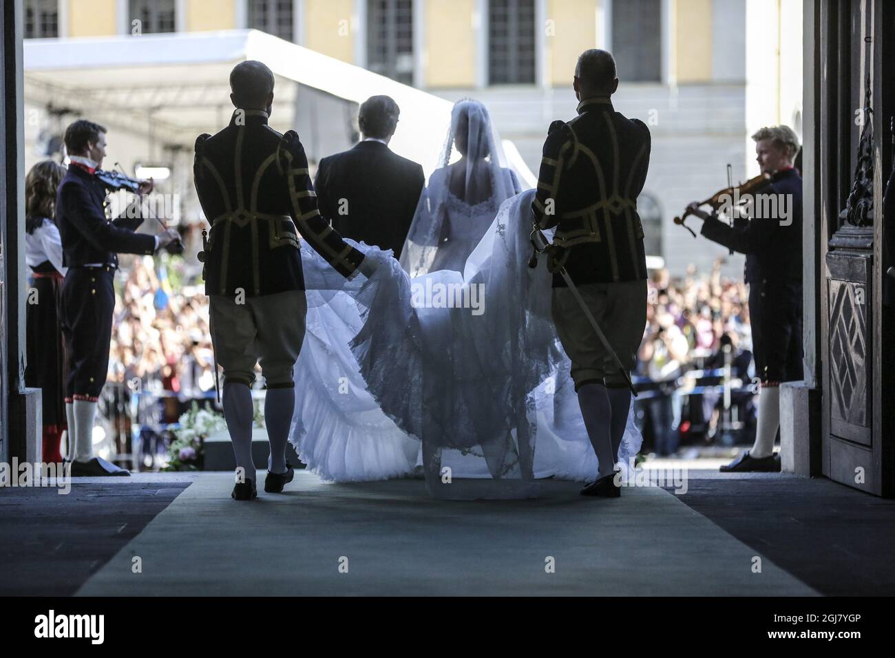 STOCKHOLM 20130608 das Brautpaar nach der Zeremonie die Hochzeitszeremonie zwischen Prinzessin Madeleine von Schweden und Herrn Christopher OÂ’Neill fand am Samstag, dem 8. Juni 2013, in der Königlichen Kapelle im Königlichen Palast von Stockholm statt. Foto: SÃ¶ren Andersson / SCANPIX / kod 1037 Stockfoto