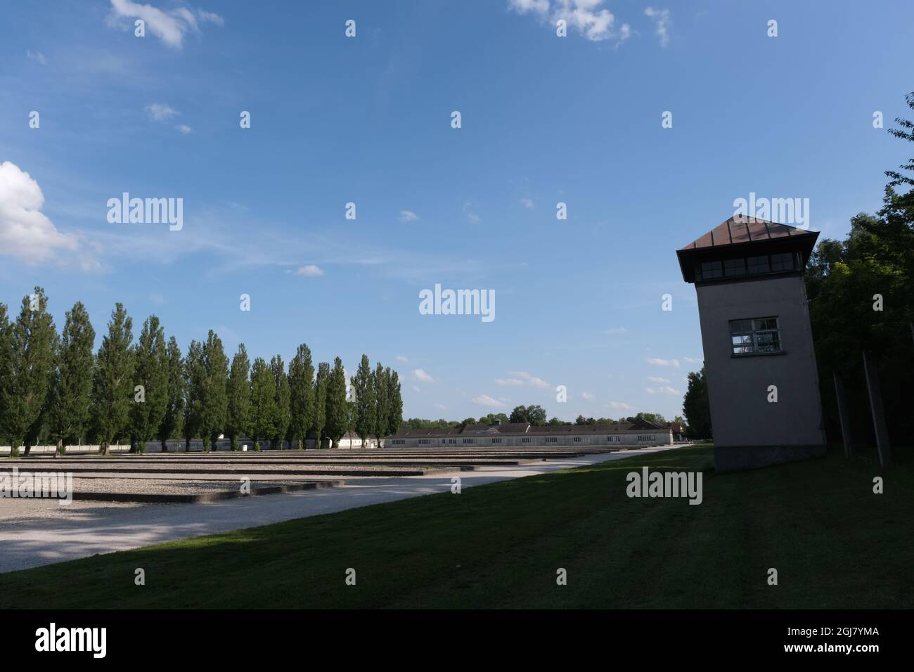 Dachau, Deutschland - 11. August 2021: Gedenkstätte des Konzentrationslagers. Seitenansicht des Lagers. Kontrollturm. Sonniger Sommertag Stockfoto