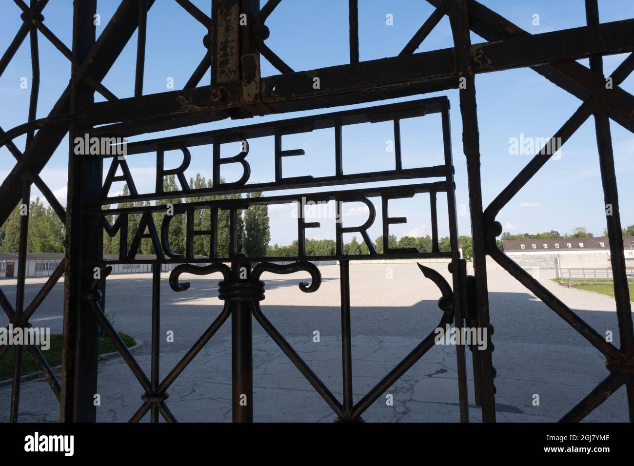 Dachau, Deutschland - 11. August 2021: Gedenkstätte des Konzentrationslagers. Arbeit Macht frei Eisentor und Wachhaus (Jourhaus). Gefangeneneintritt Stockfoto