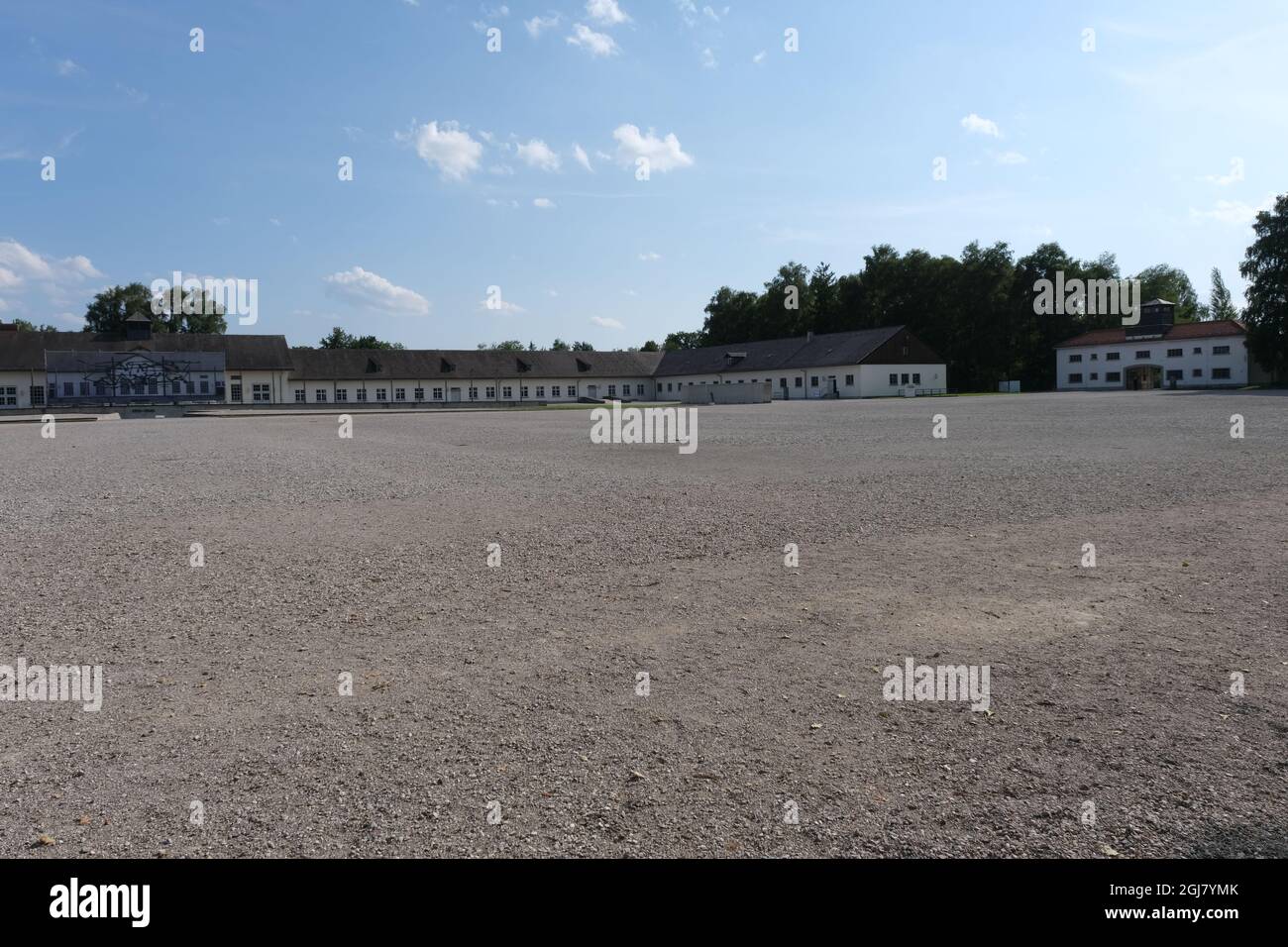 Dachau, Deutschland - 11. August 2021: Gedenkstätte des Konzentrationslagers. Gebäude, Wachhaus und der Rollladenbereich. Sonniger Sommertag Stockfoto