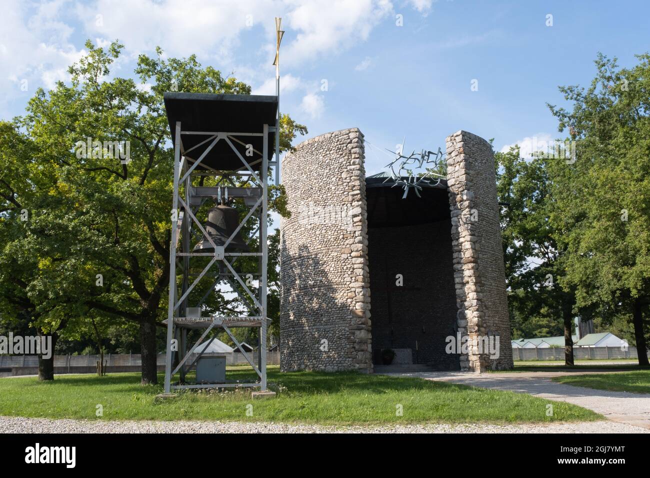 Dachau, Deutschland - 11. August 2021: Gedenkstätte des Konzentrationslagers. Katholische Todesqual Der Christuskapelle. Sonniger Sommertag Stockfoto