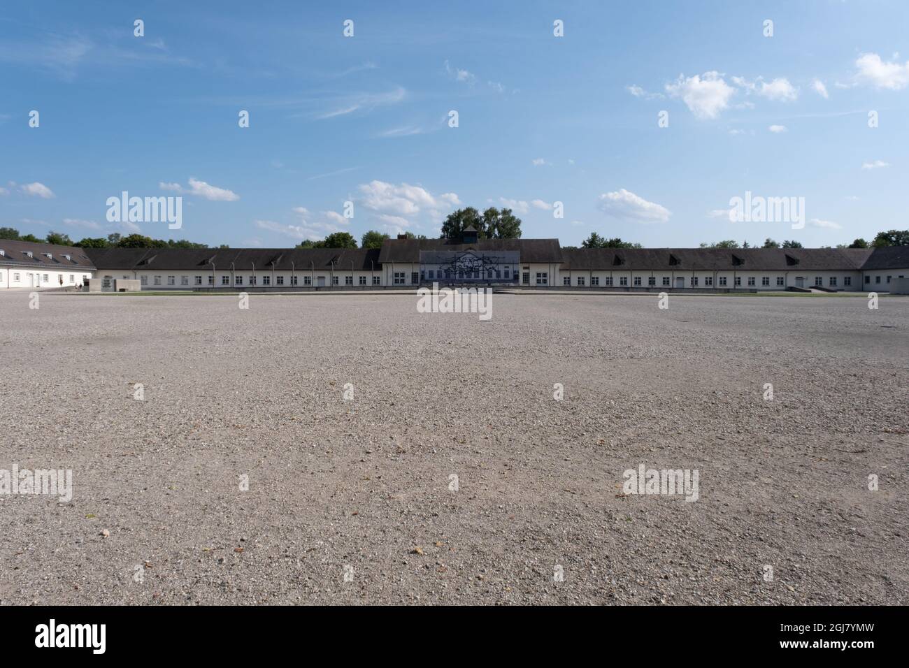 Dachau, Deutschland - 11. August 2021: Gedenkstätte des Konzentrationslagers. Gebäude, Wachhaus und der Rollladenbereich. Sonniger Sommertag Stockfoto